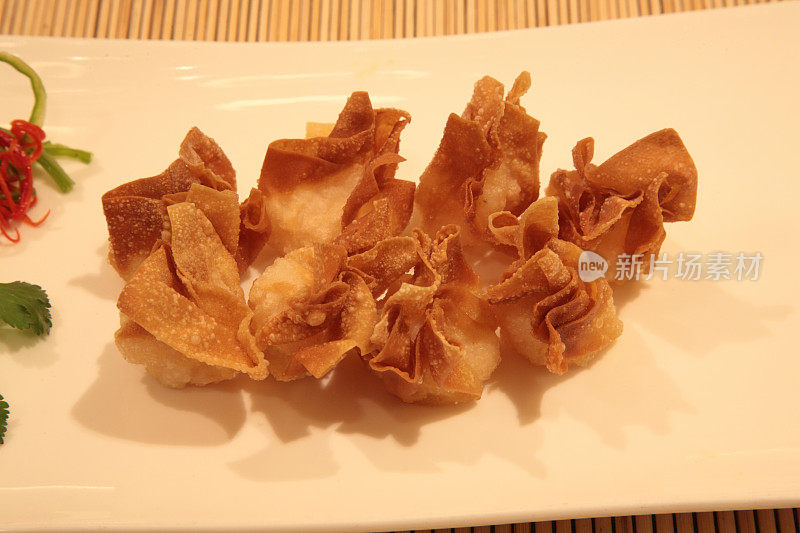 Deep fried wonton (油炸云吞)